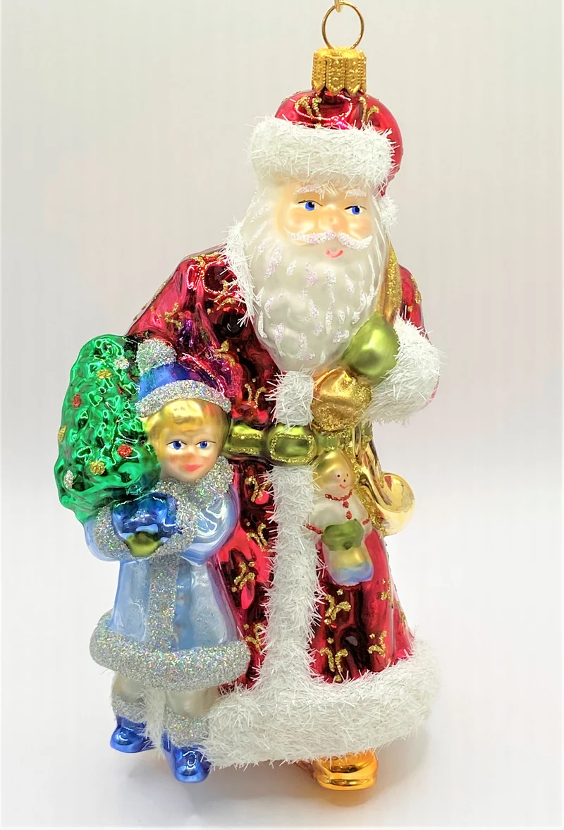 Weihnachtsmann mit Kind im hellblauen Mantel