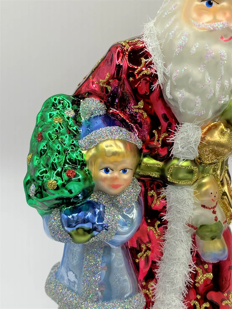 Weihnachtsmann mit Kind im hellblauen Mantel