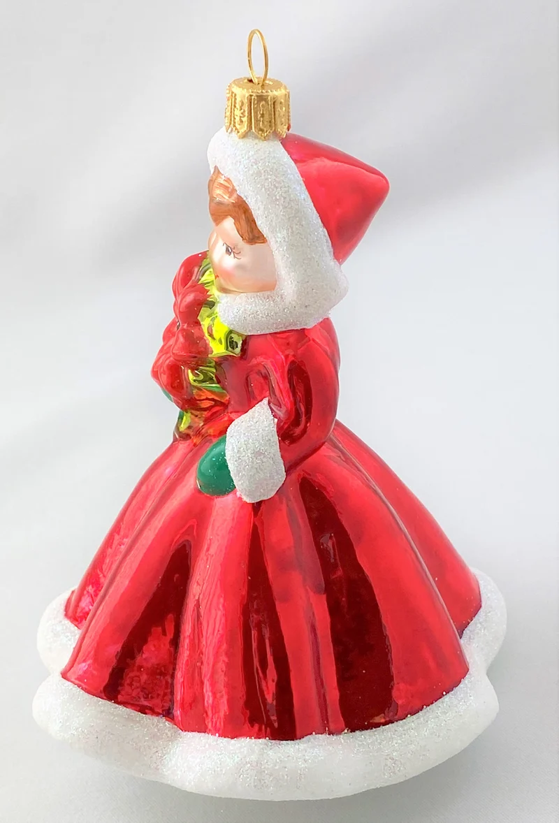 Mädchen im roten Winterkleid