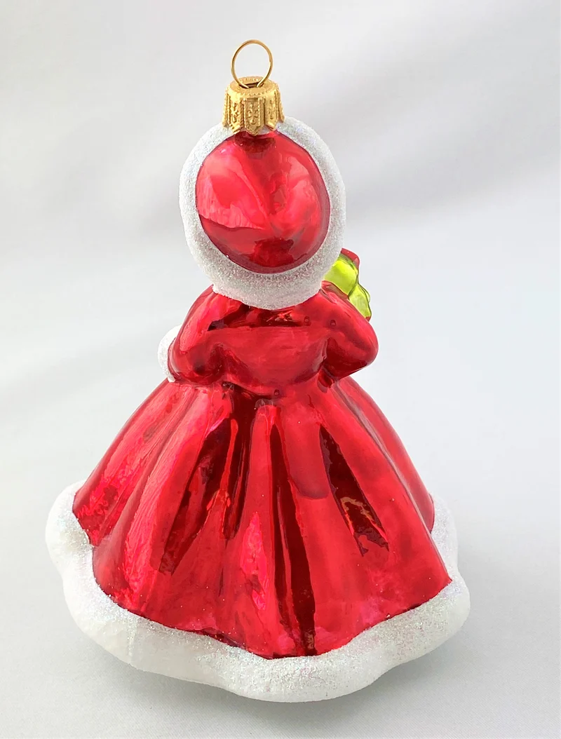 Mädchen im roten Winterkleid