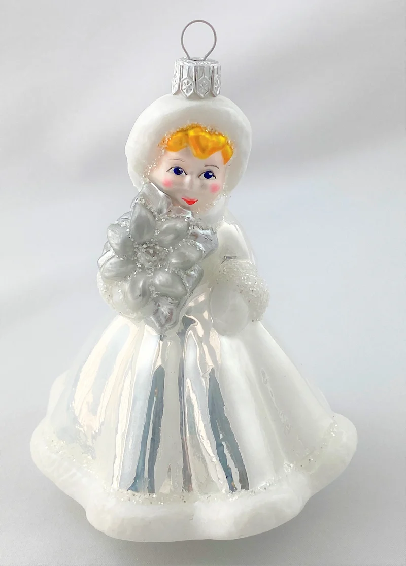 Mädchen im silbergrauen Winterkleid