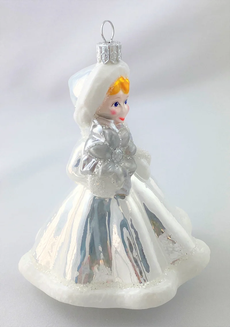 Mädchen im silbergrauen Winterkleid