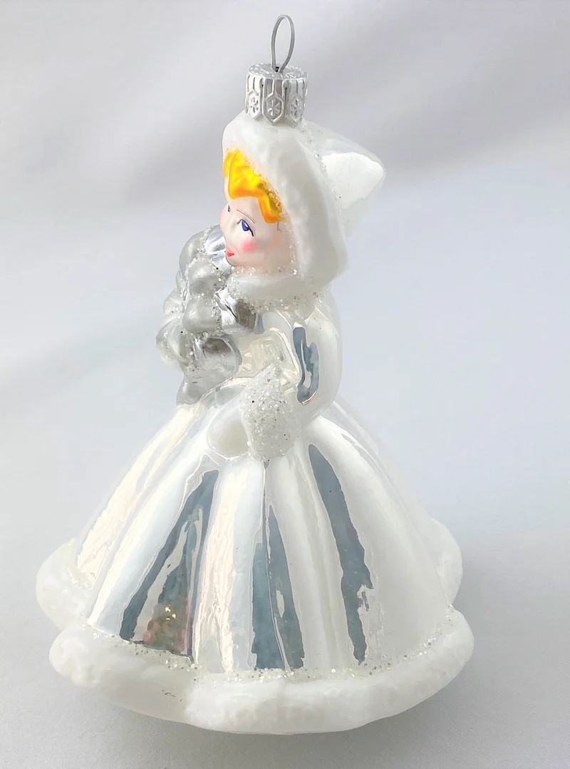 Mädchen im silbergrauen Winterkleid