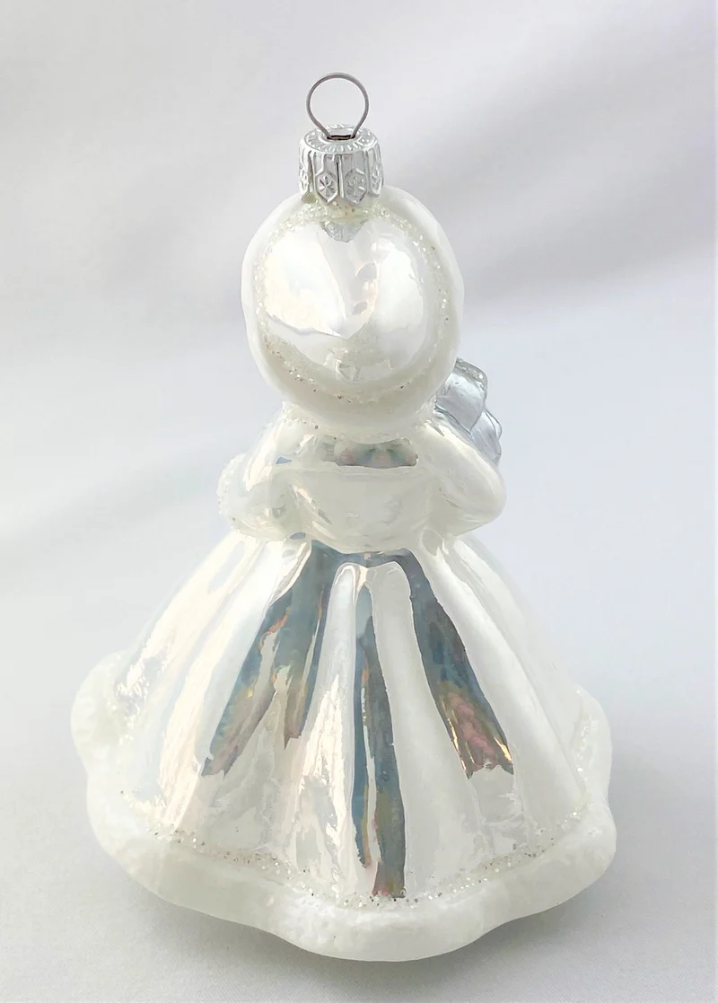 Mädchen im silbergrauen Winterkleid