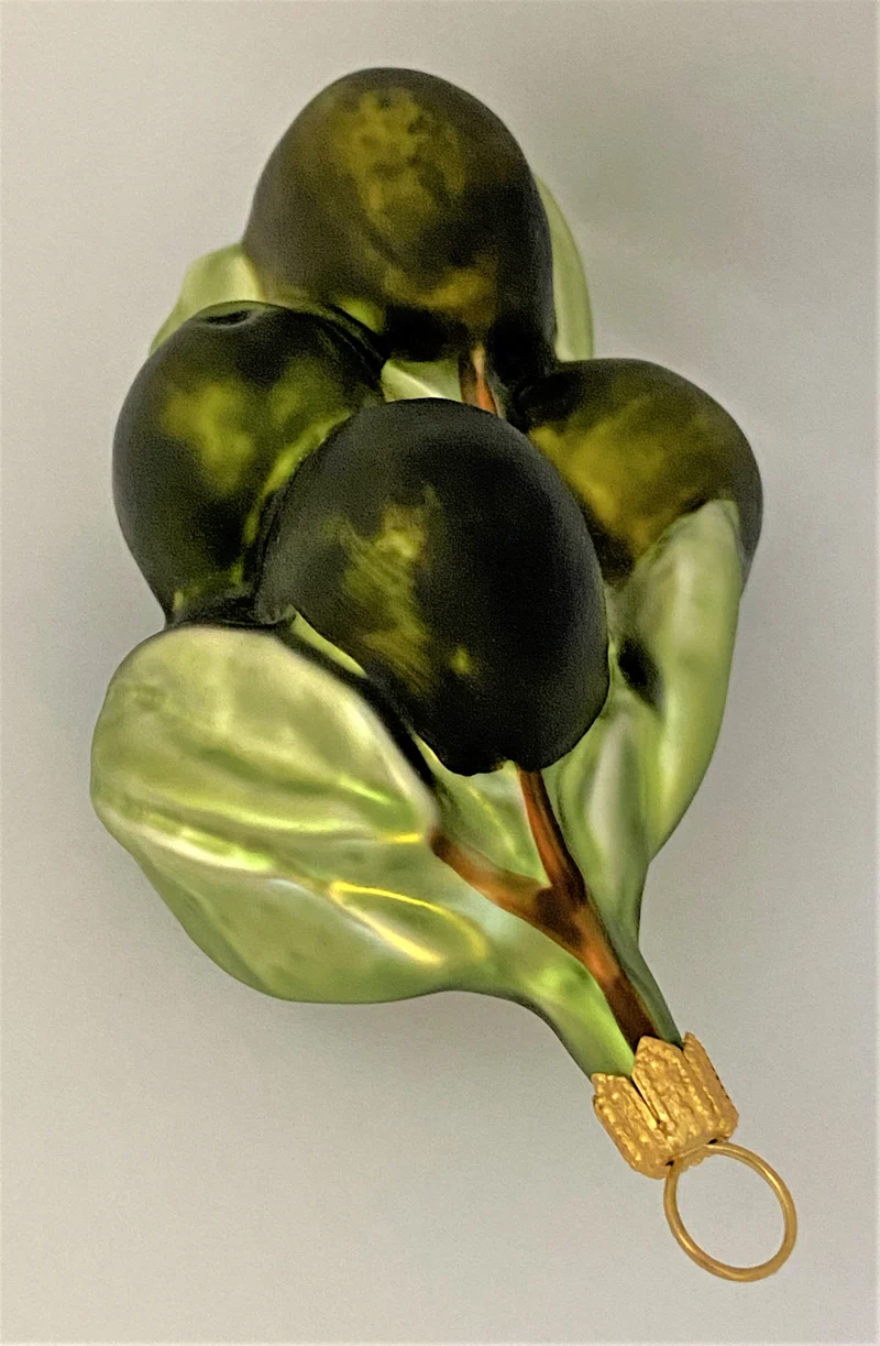 Schwarze Oliven am Strauch