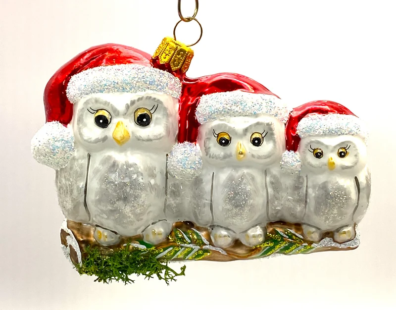 Familie Schnee-Eule freut sich auf Weihnachten