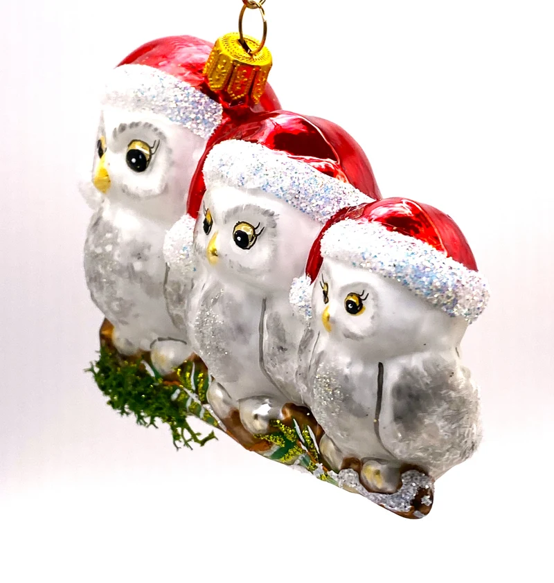 Familie Schnee-Eule freut sich auf Weihnachten