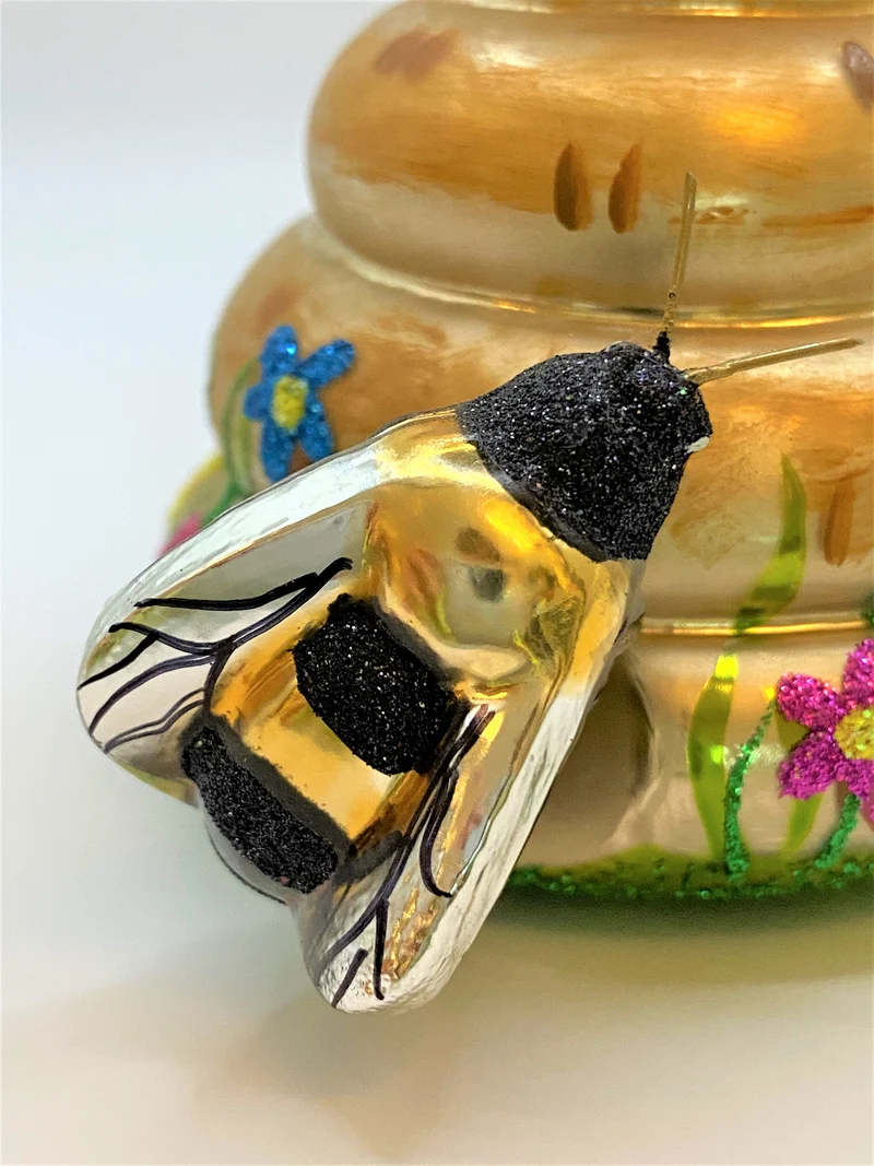 Bienenkorb mit Biene aus Glas