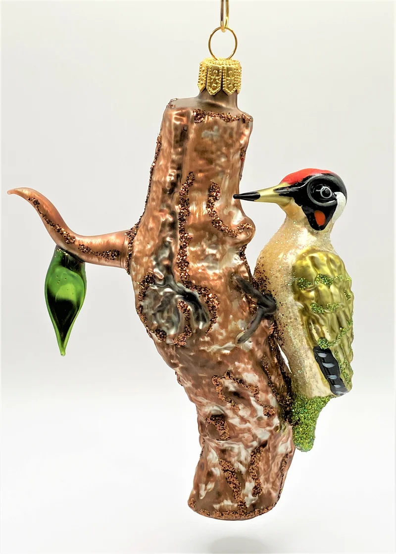 Grünspecht am Baumstamm mit Blatt, Specht