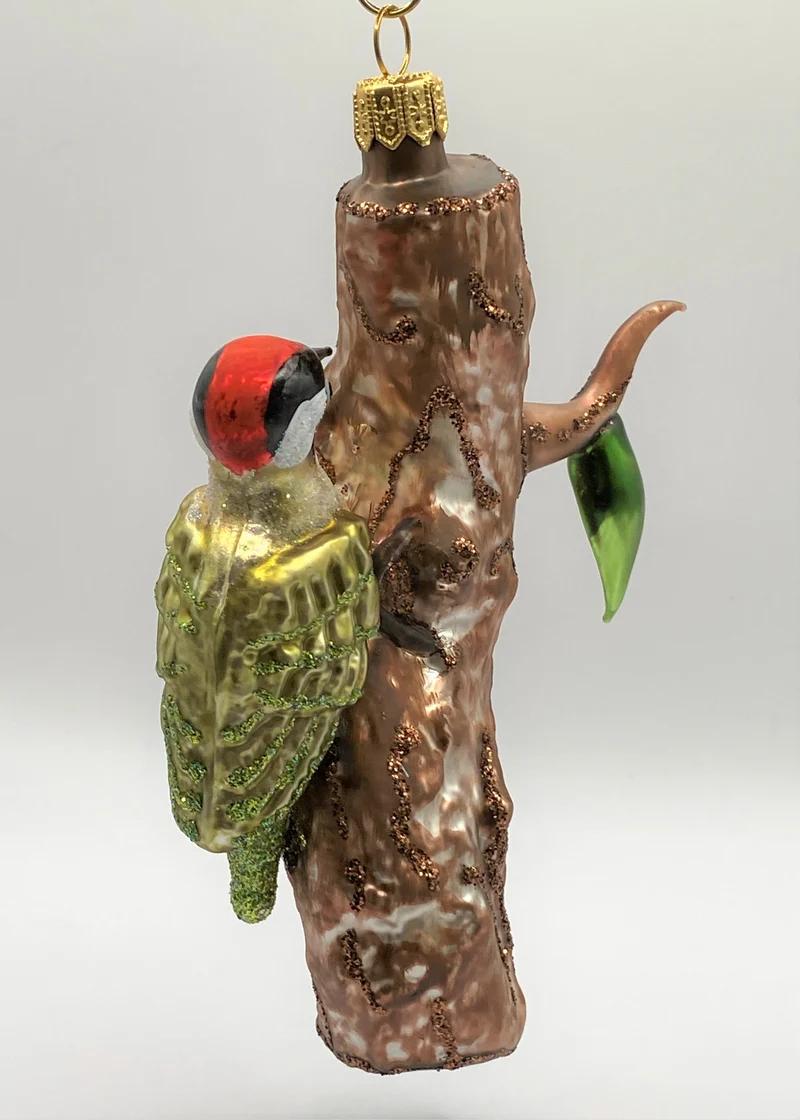 Grünspecht am Baumstamm mit Blatt, Specht