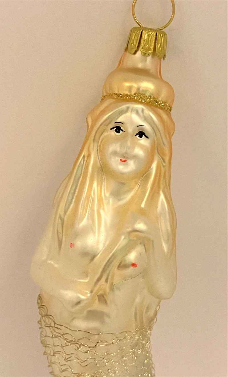 Klassische Meerjungfrau mit Goldfäden umsponnen, hellblau