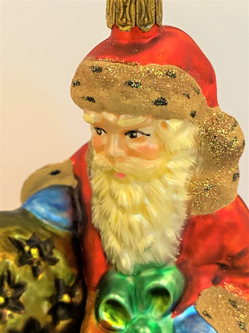 Weihnachtsmann bringt dem schlafendem Junge ein Geschenk, KOMOZJA MOSTOWSKI
