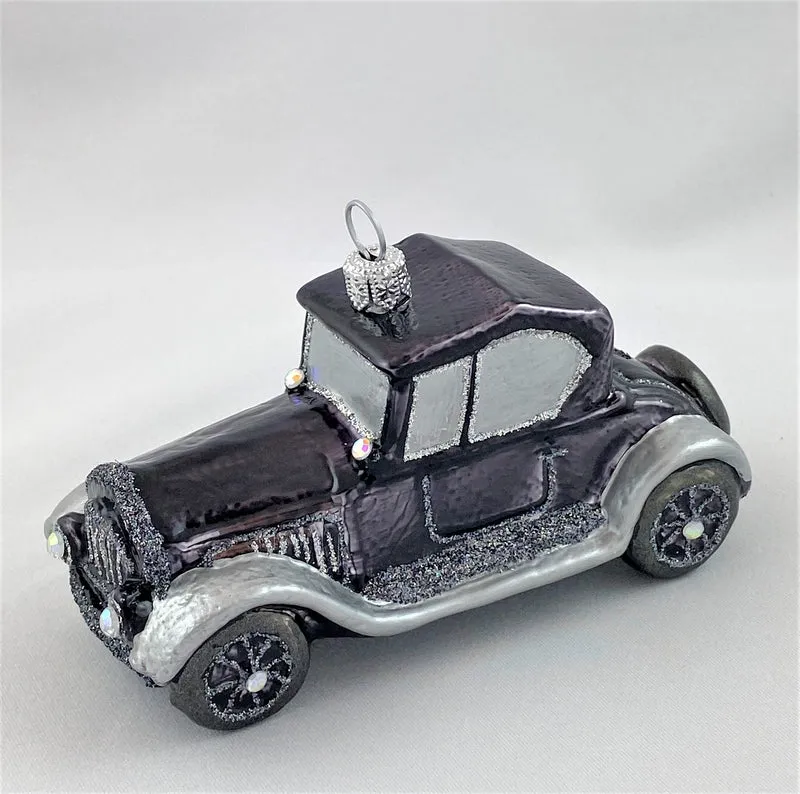 Schwarzer Oldtimer mit Reserverad