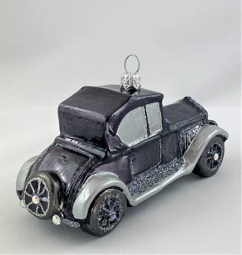 Schwarzer Oldtimer mit Reserverad