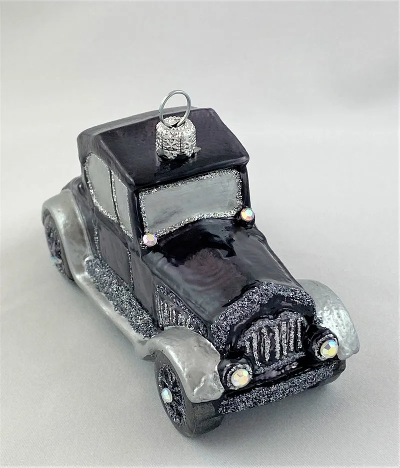 Schwarzer Oldtimer mit Reserverad