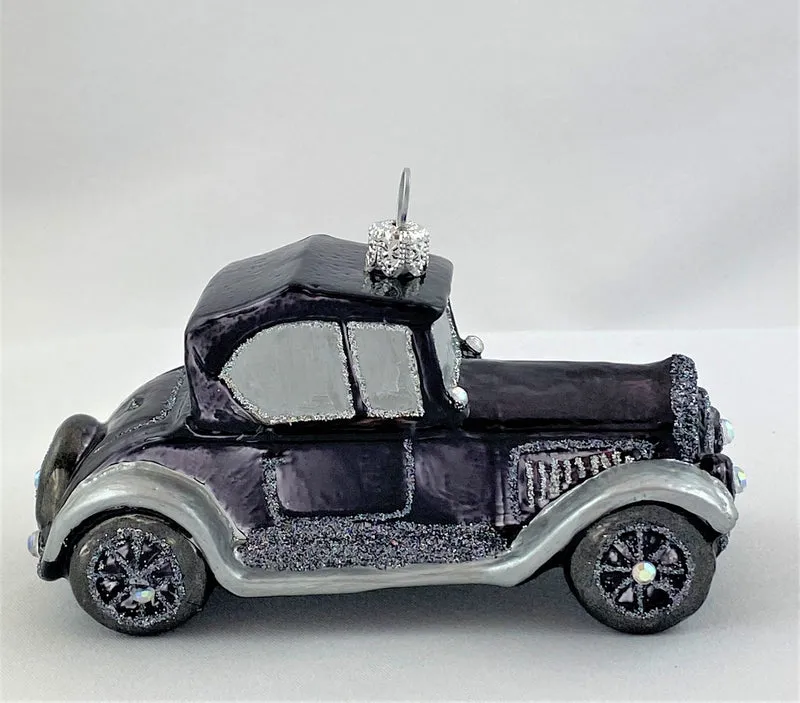Schwarzer Oldtimer mit Reserverad