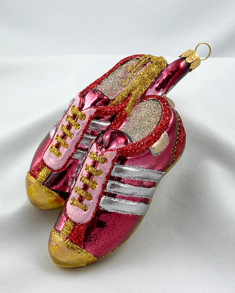 Paar Fussball-Schuhe mit drei Streifen