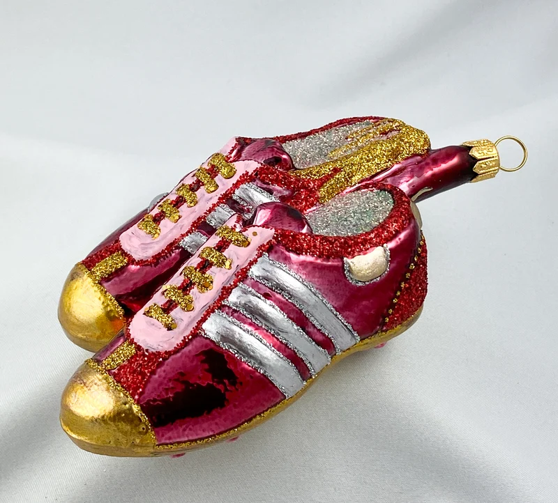 Paar Fussball-Schuhe mit drei Streifen