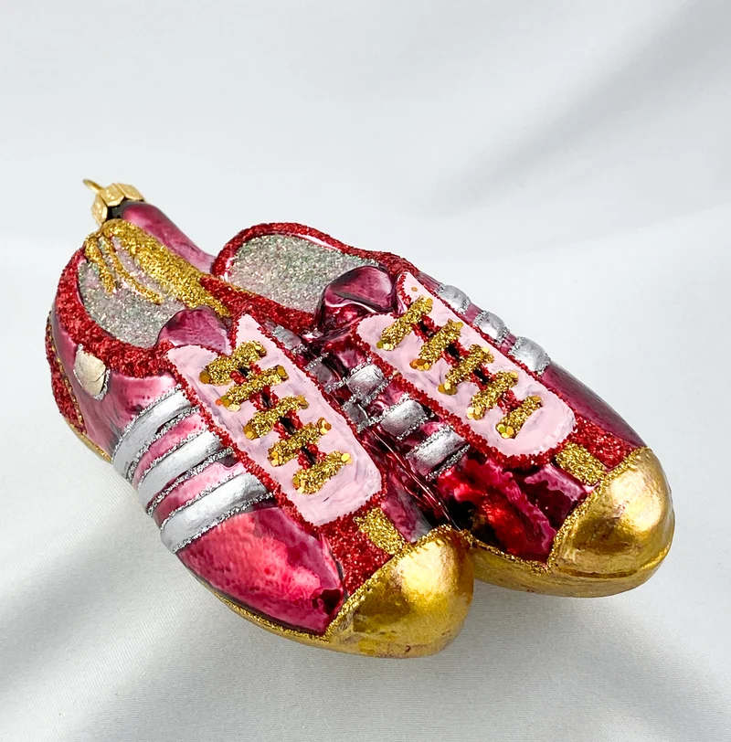 Paar Fussball-Schuhe mit drei Streifen