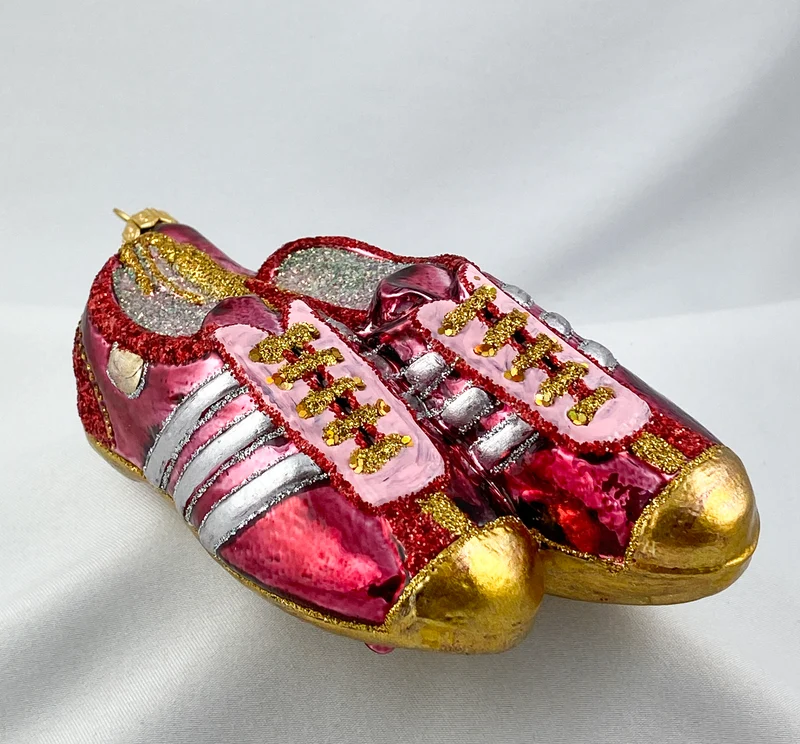Paar Fussball-Schuhe mit drei Streifen