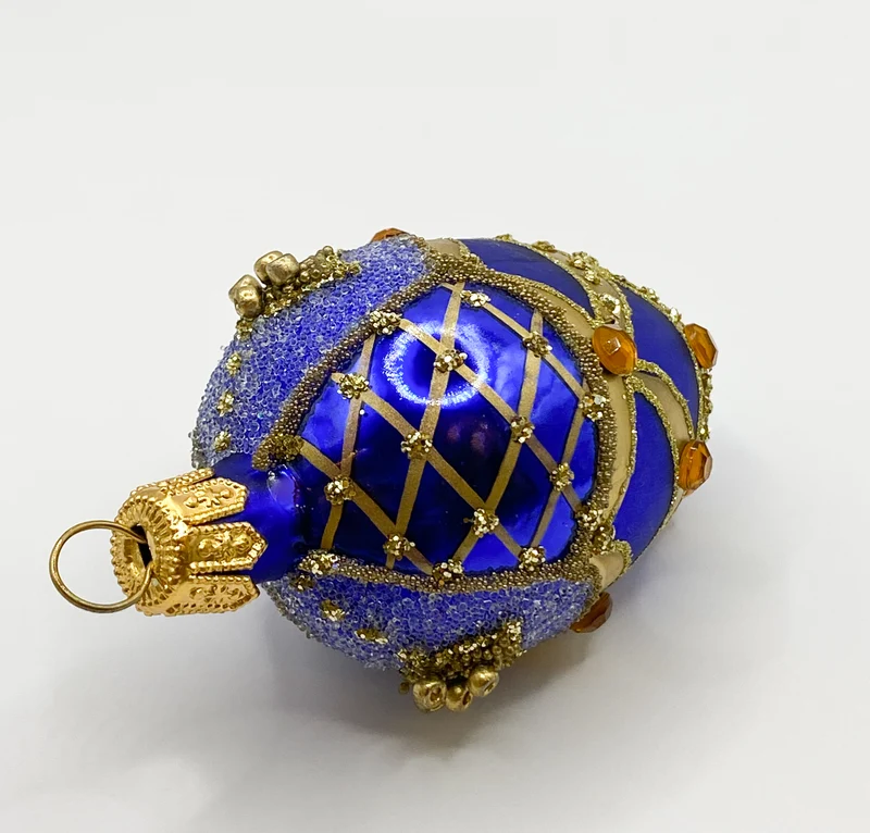 Kleines blaues Ei mit Gold-Dekor