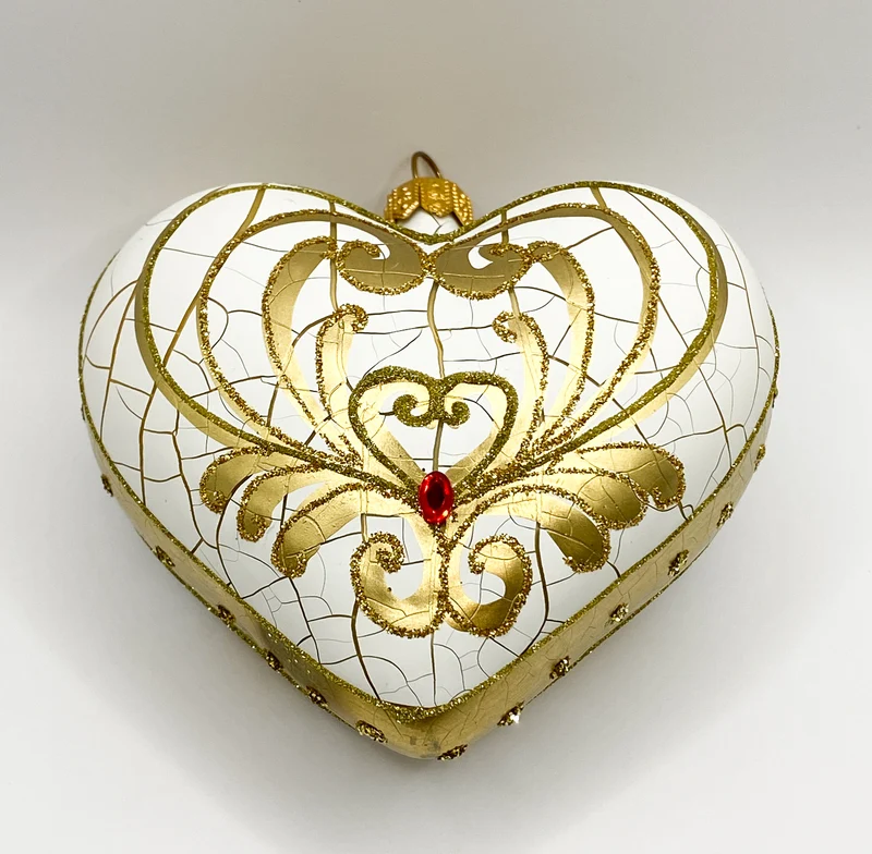 Weisses Herz im Shabby chic Dekor mit Gold-Dekor