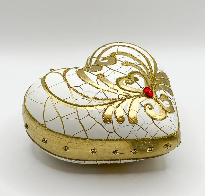 Weisses Herz im Shabby chic Dekor mit Gold-Dekor
