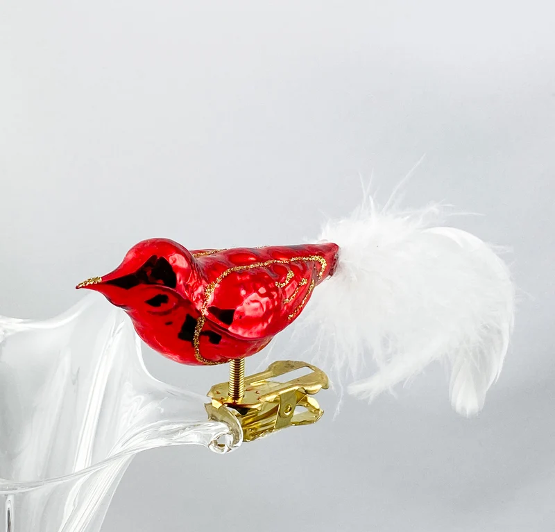 Rotes Vögelchen mit weissem Schwanz