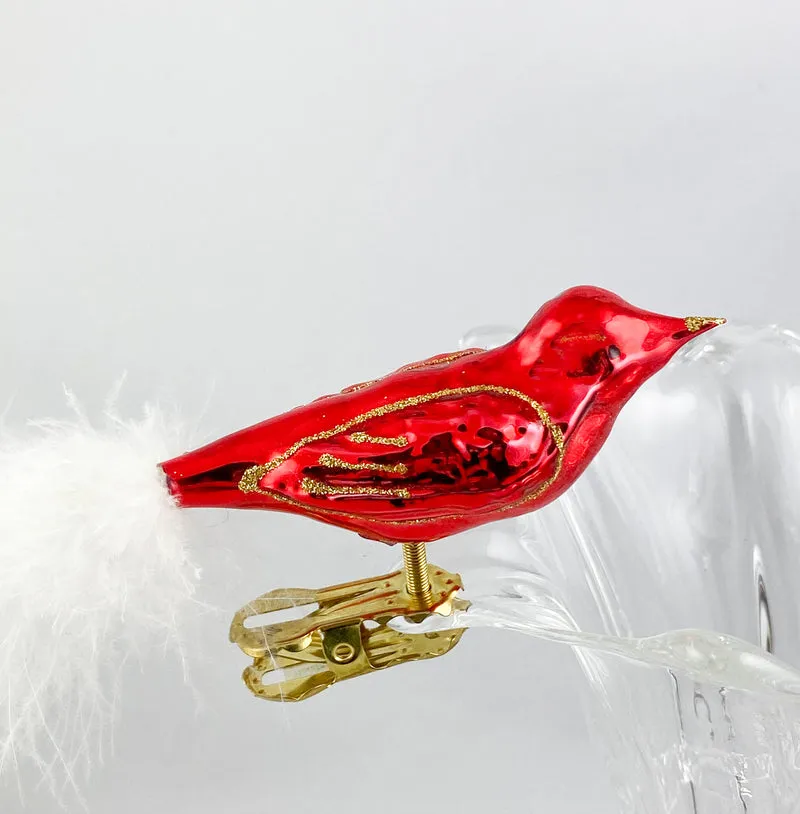 Kleines rotes Vögelchen mit weissem Schwanz