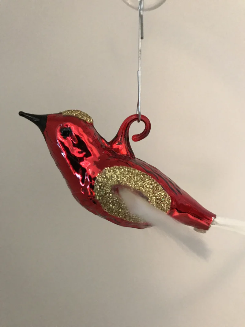 Fliegendes rotes Weihnachtsvögelchen