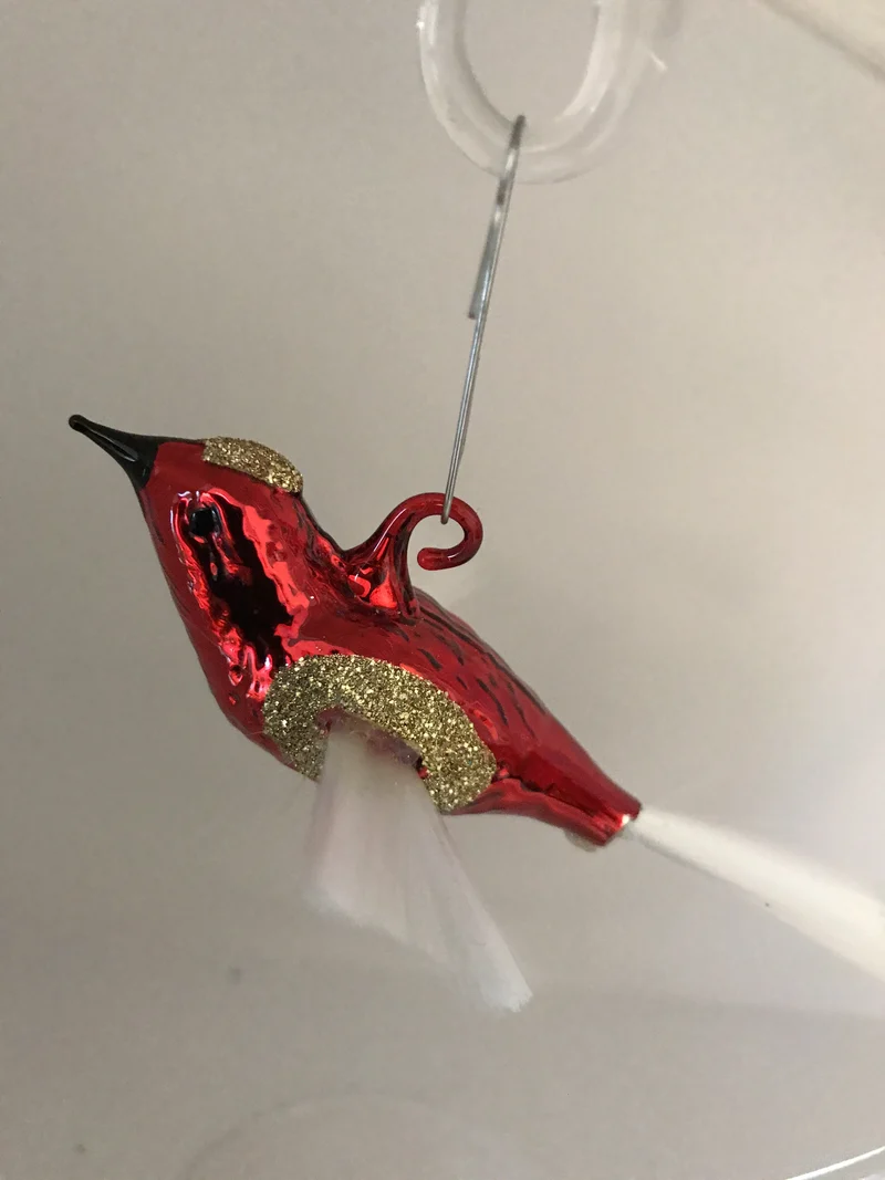 Fliegendes rotes Weihnachtsvögelchen