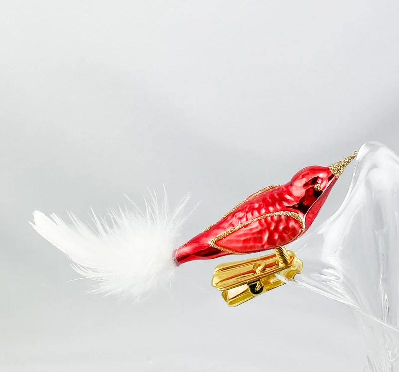 Kleines rotes Vögelchen mit goldumrahmten Flügeln