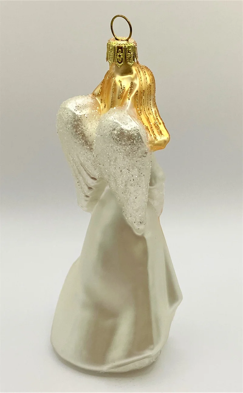 Engel mit Stern im weissen Mantel