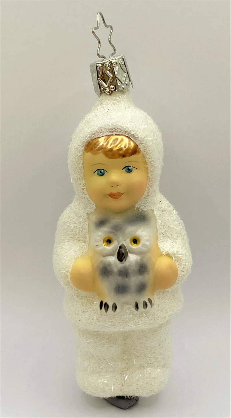 Schneekind mit grauer Eule auf dem Arm