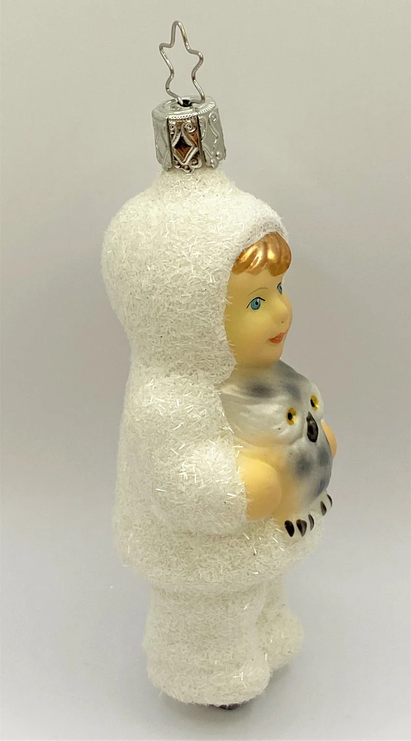 Schneekind mit grauer Eule auf dem Arm