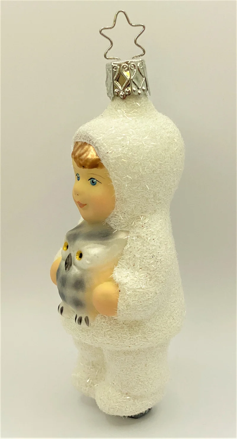 Schneekind mit grauer Eule auf dem Arm