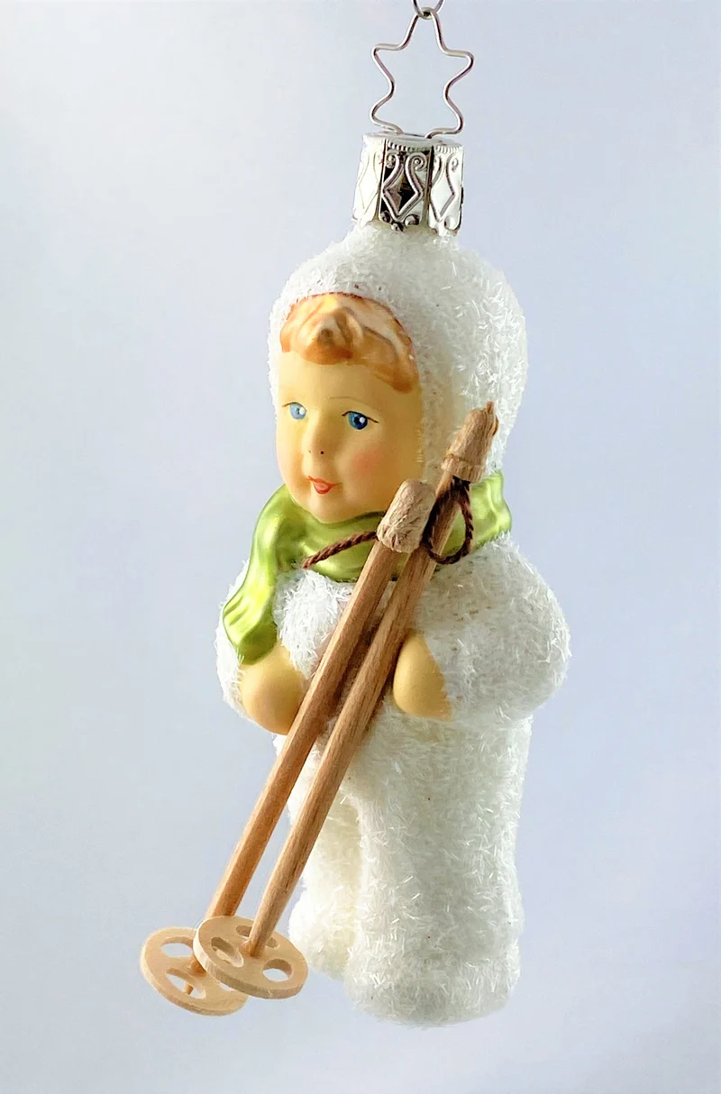 Schneekind geht zum Skifahren