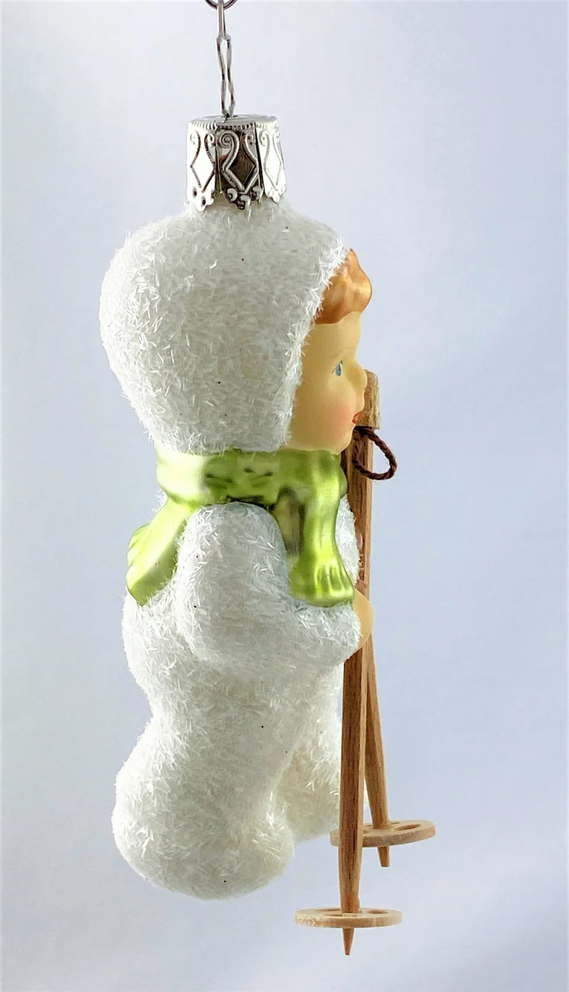 Schneekind geht zum Skifahren