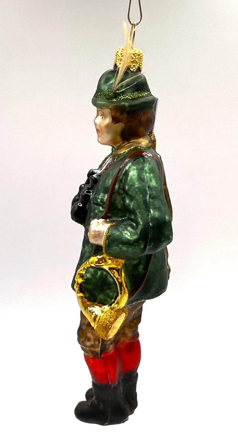 Jäger im grünen Jagdrock mit Jagdhorn und Flinte