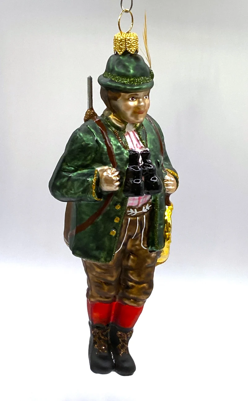 Jäger im grünen Jagdrock mit Jagdhorn und Flinte