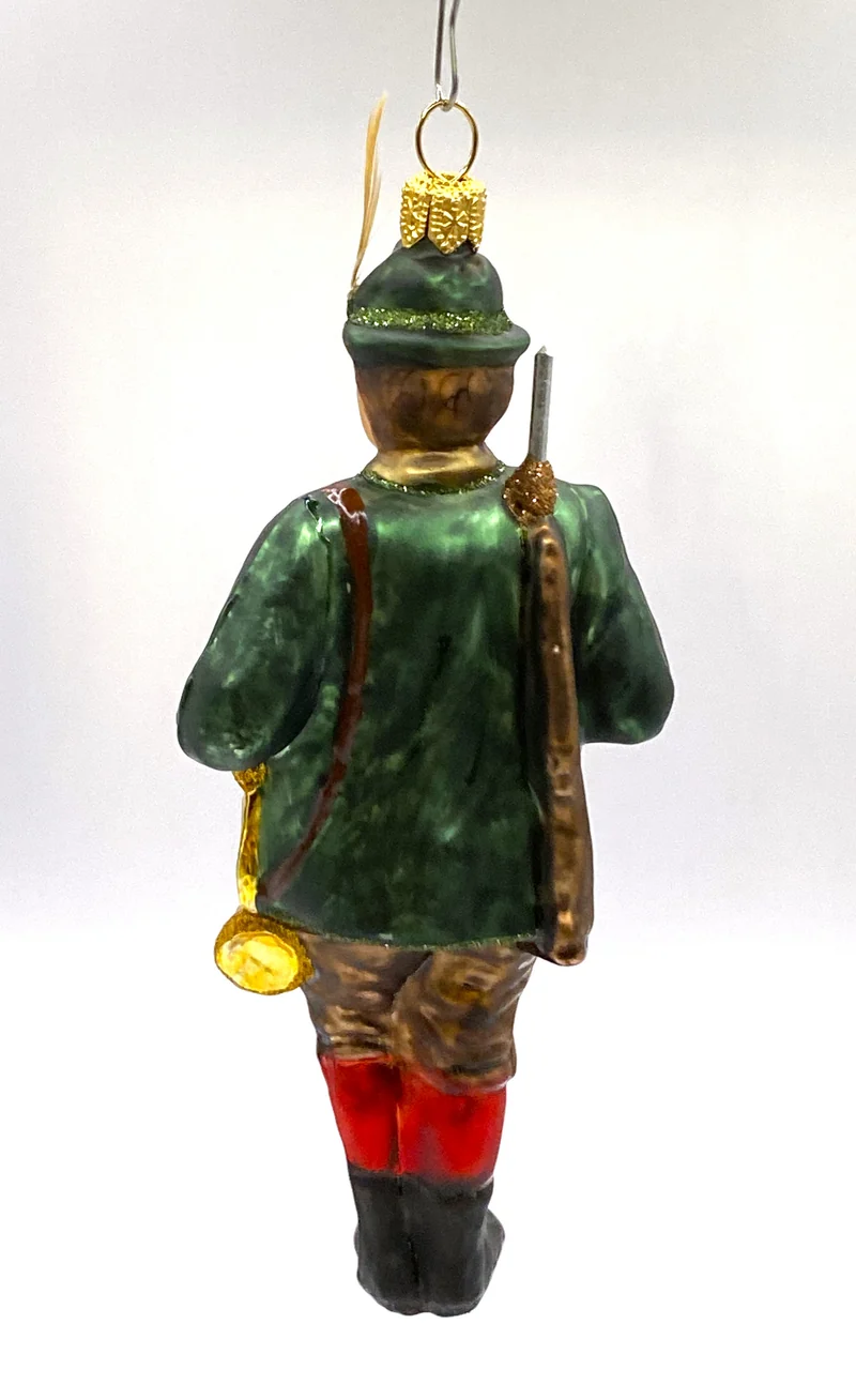 Jäger im grünen Jagdrock mit Jagdhorn und Flinte