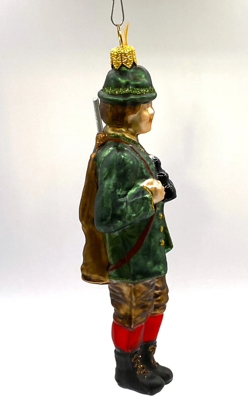 Jäger im grünen Jagdrock mit Jagdhorn und Flinte