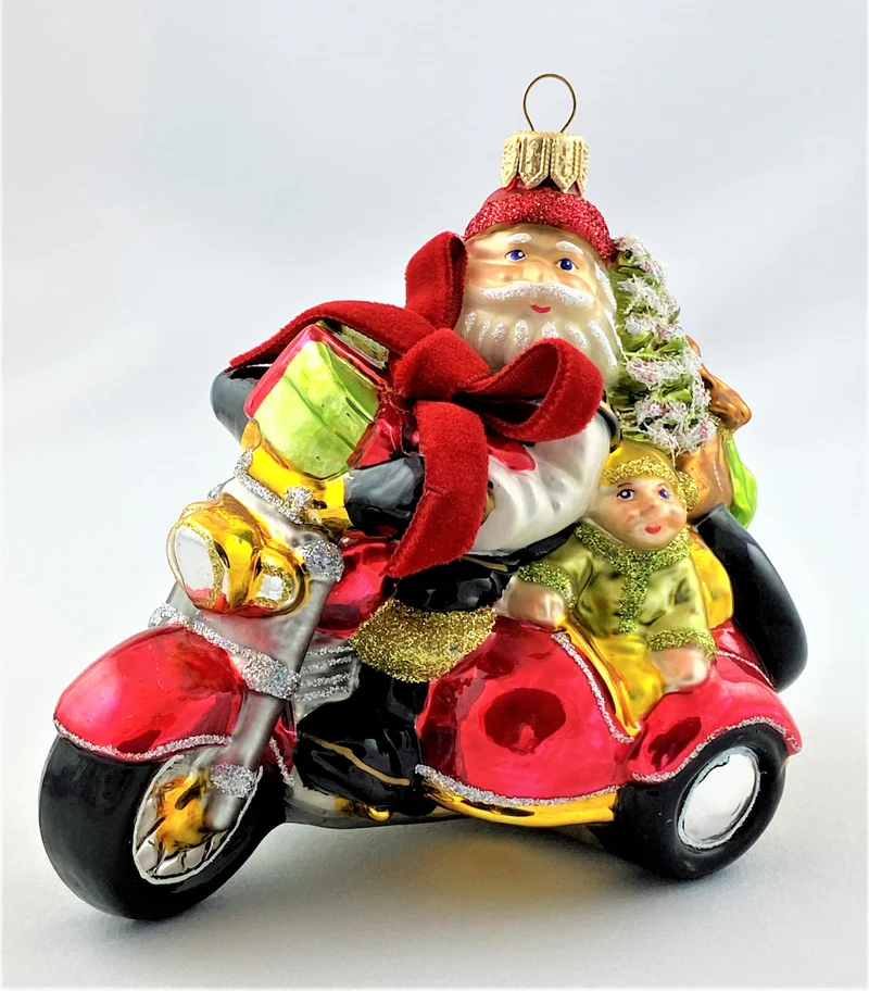 Weihnachtsmann und Wichtel bringen die Geschenke mit dem Seitenwagen-Motorrad