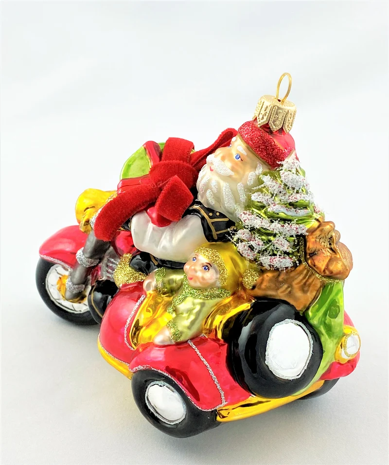 Weihnachtsmann und Wichtel bringen die Geschenke mit dem Seitenwagen-Motorrad