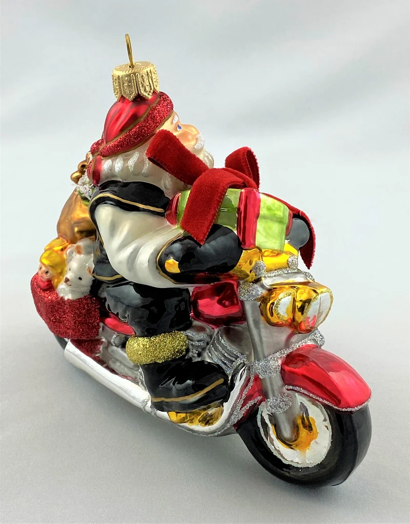 Weihnachtsmann und Wichtel bringen die Geschenke mit dem Seitenwagen-Motorrad