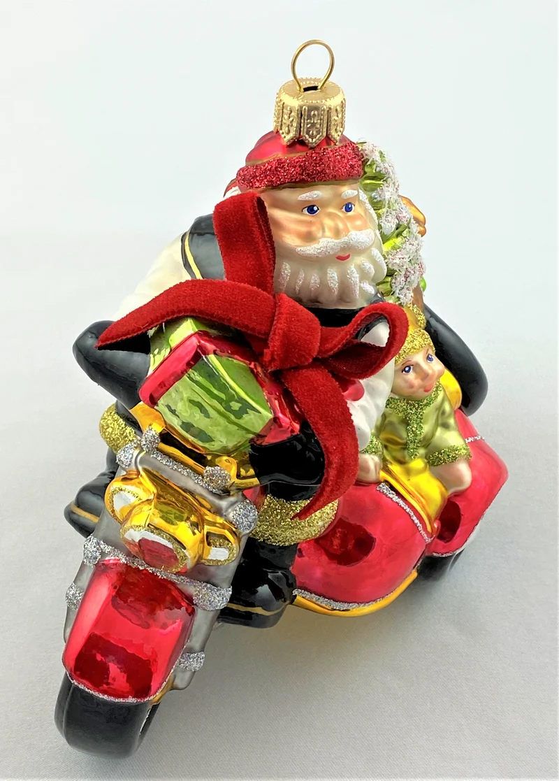 Weihnachtsmann und Wichtel bringen die Geschenke mit dem Seitenwagen-Motorrad