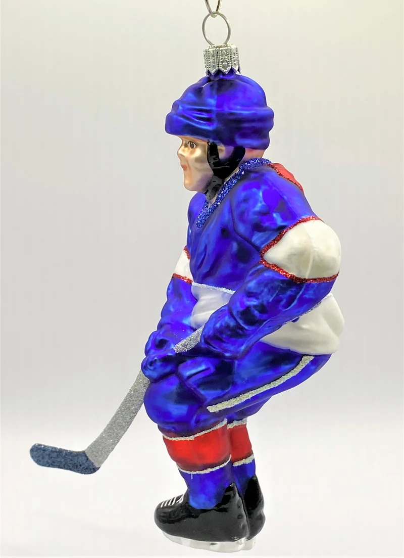Schweizer Eishockey Spieler in blauem Trikot mit weissen und roten Streifen