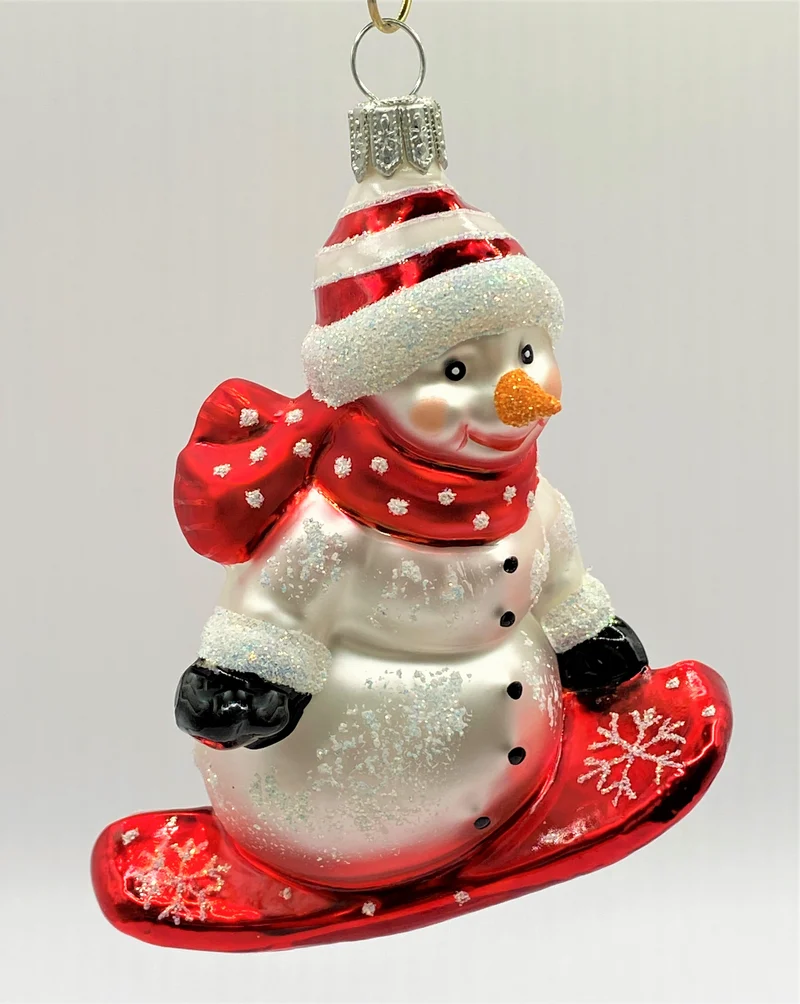 Schneemann auf Snowboard