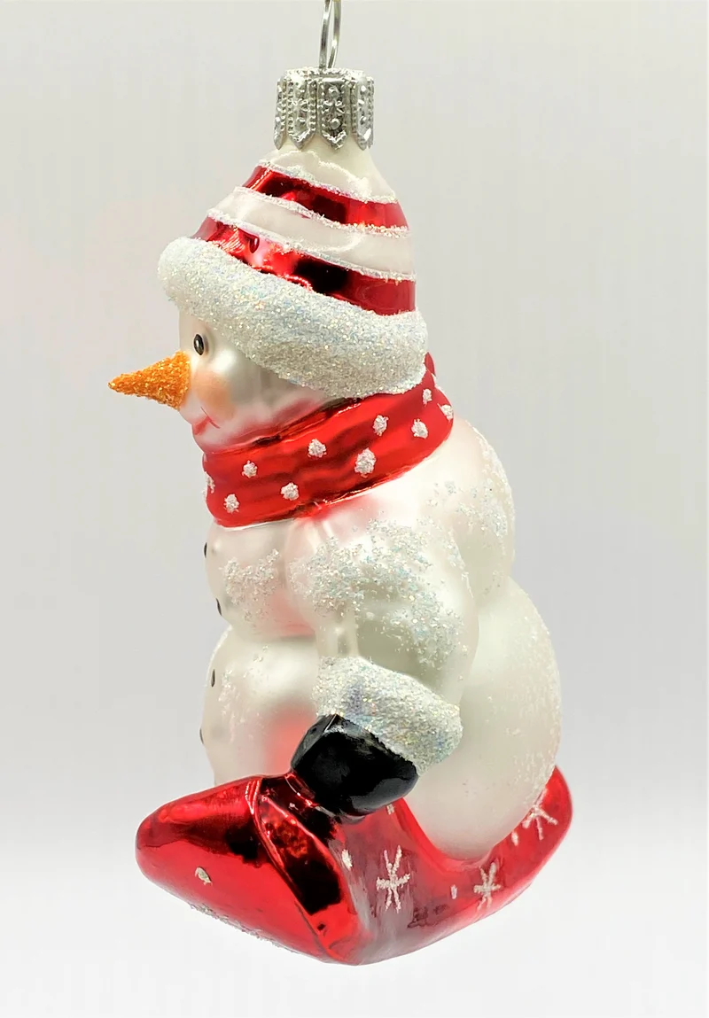 Schneemann auf Snowboard