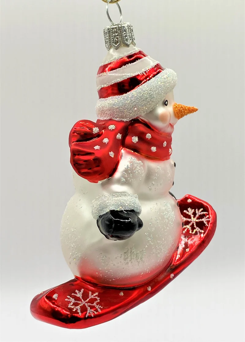 Schneemann auf Snowboard